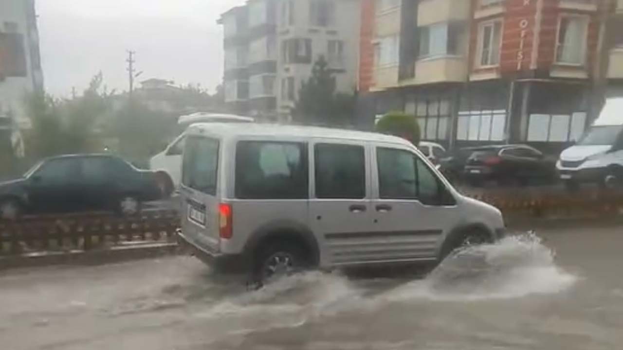 Bolu’da Sağanak Yağış Sokakları Göle Çevirdi