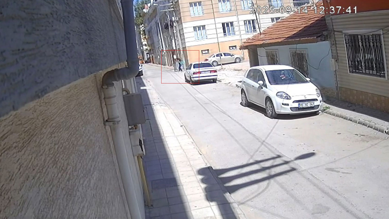 Küçük Çocuk Altın Dolu Kutuyu Camdan Aşağı Attı