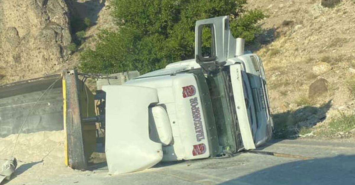 ankara sincanda kum yuklu kamyon devrildi fqVdxWE2.jpg