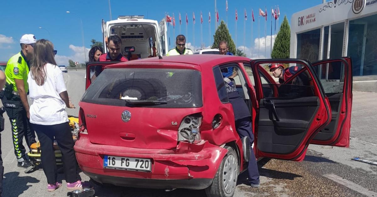 bilecikte trafik kazasi otomobil refuje carpti yarali var 8syj8EY9.jpg