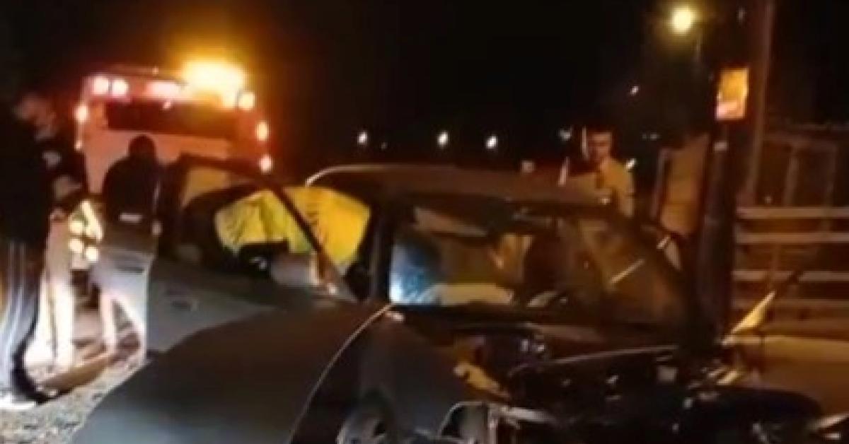 caycumada feci trafik kazasi bir arac duvara carpti JGQlFIqB.jpg