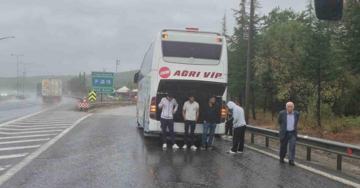 duzcede iki otobus carpisti yolcular bagaja sigindi KKSqkMPk.jpg