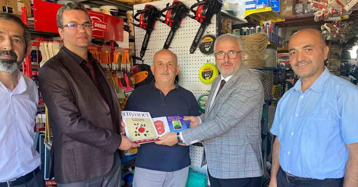 geredenin eski muftusu esnafa kuran i kerim hediye etti P8dHJOj7.jpg
