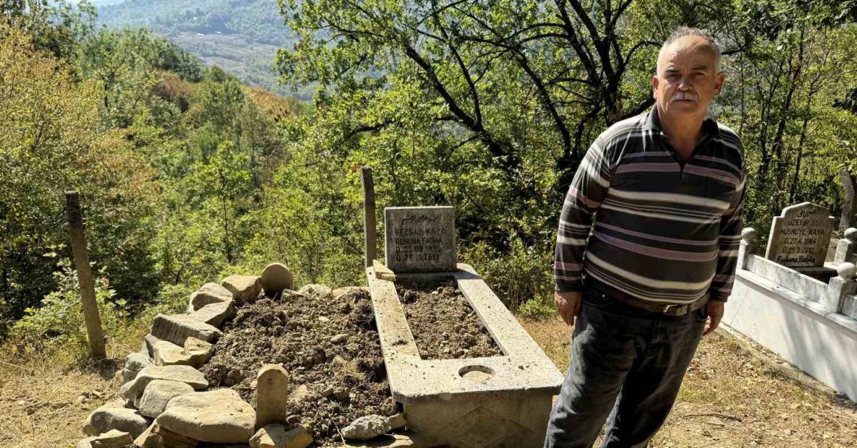 karabuk yenicede ayi mezarlik basti mezar tahtalarini kirdi E8hxwp2s.jpg