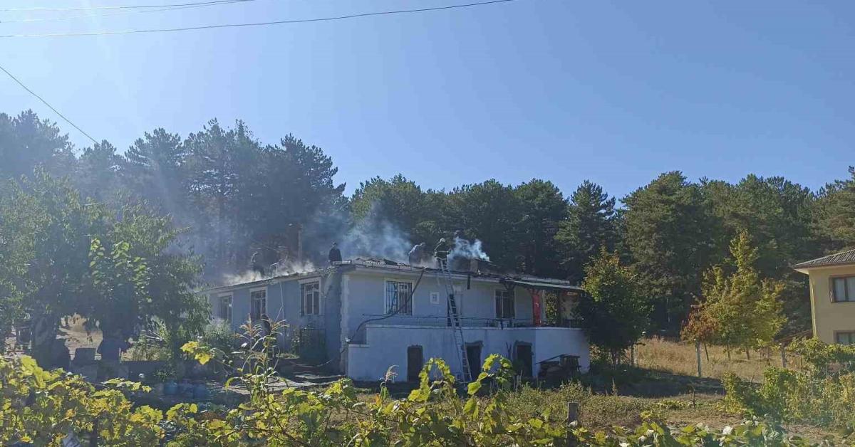 kastamonu tosyada ev catisindan alevler yukseldi pfSrQ8wa.jpg