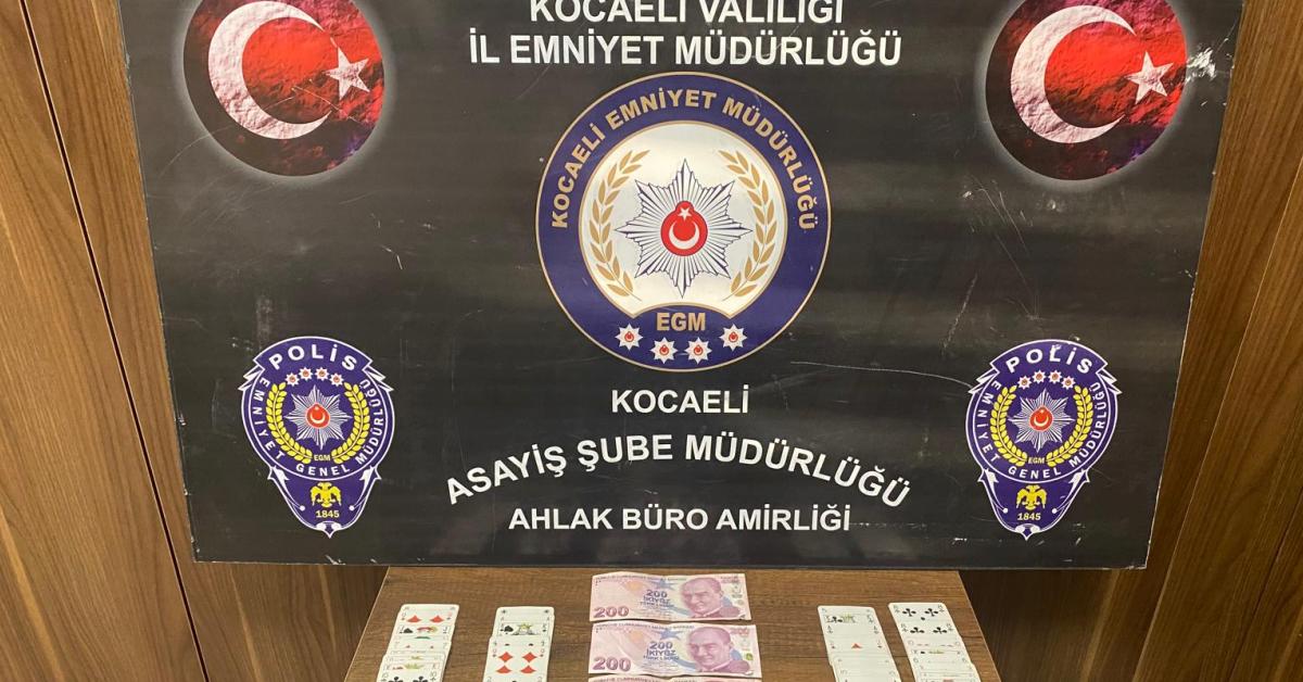 kocaeli dilovasinda kumar oynatan kahvehane sahibi ve oynayan 4 kisi yakalandi KDrxlsii.jpg