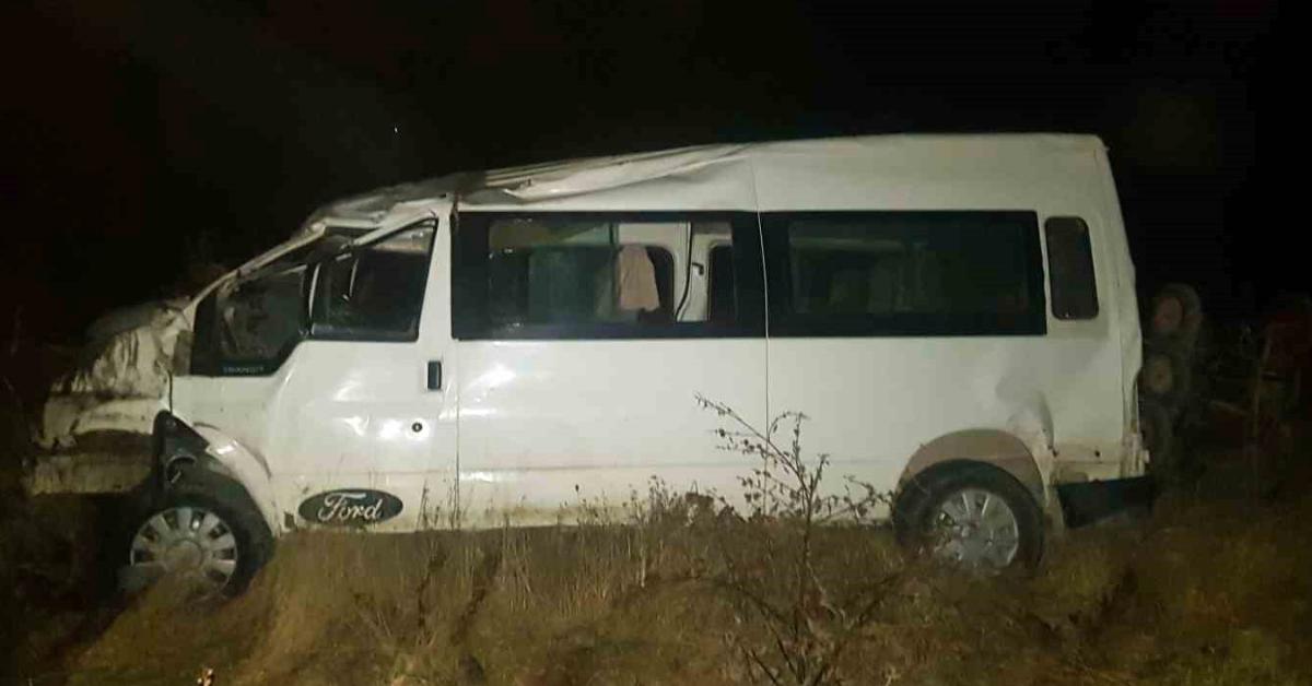 sakarya taraklida midibus tarlaya uctu surucu hastaneye kaldirildi 1B3yPVVQ.jpg