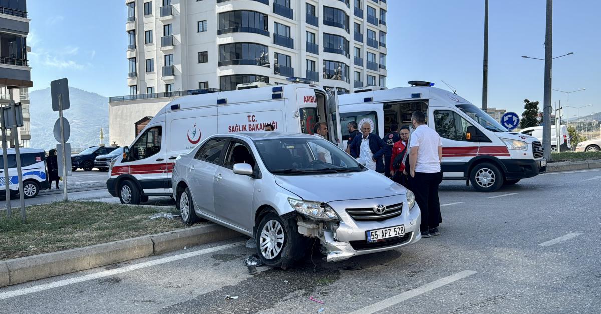 samsun ilkadimda trafik kazasi kavsakta carpistilar ufBPPisM.jpg