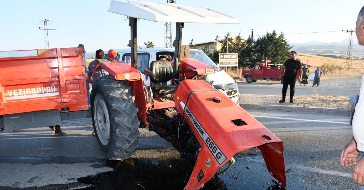 samsun vezirkoprude traktor ile kamyonet carpisti 4 yarali var HC1XgnIz.jpg