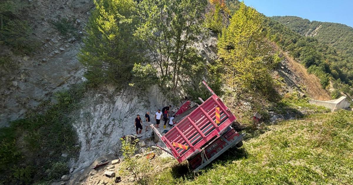 sinop boyabatta aci kaza kamyon devrildi surucusu oldu BHRUdPny.jpg