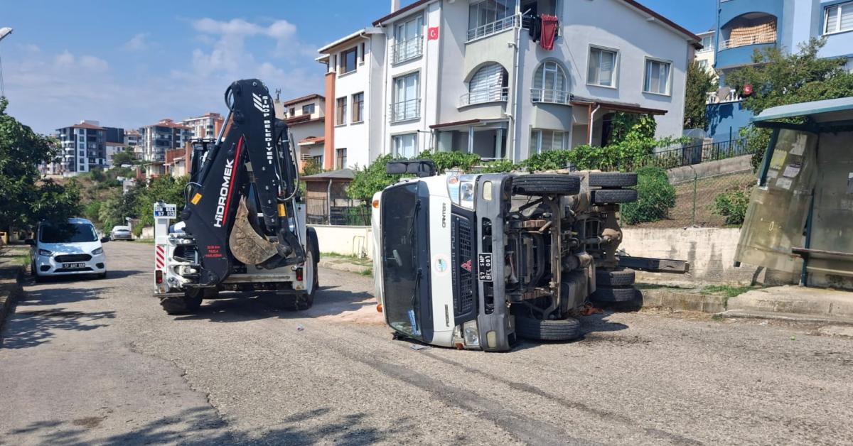 sinopta yuk bosaltan kamyonet devrildi yarali var WECAkPN7.jpg