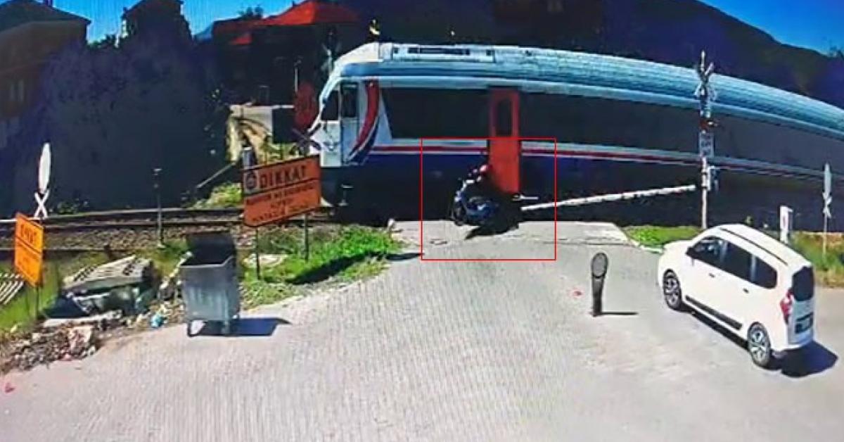 zonguldakta tren ile motosiklet carpisti LsH48wxF.jpg