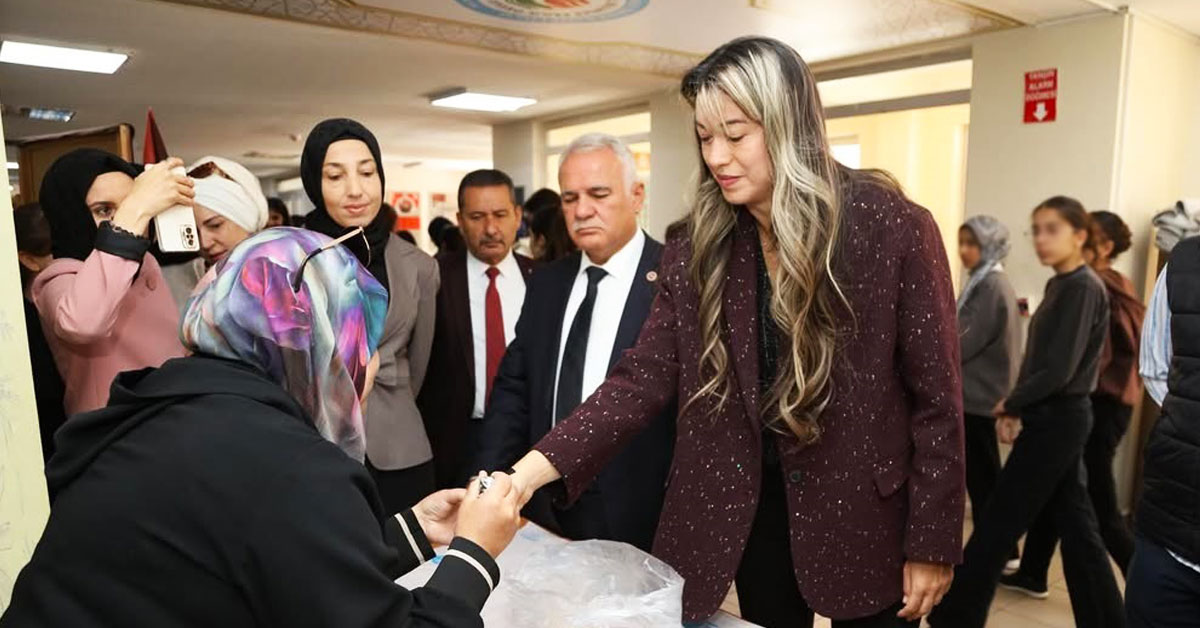Ankara Gölbaşı'nda Yoğun İlgi Görüyor, Gölbaşı İlçe Milli Eğitim Müdürü Serap Yılmaz, kermes