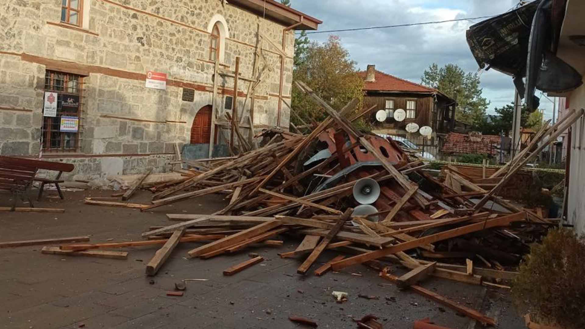 Fırtına Camii Minaresini Yıktı Dörtdivan