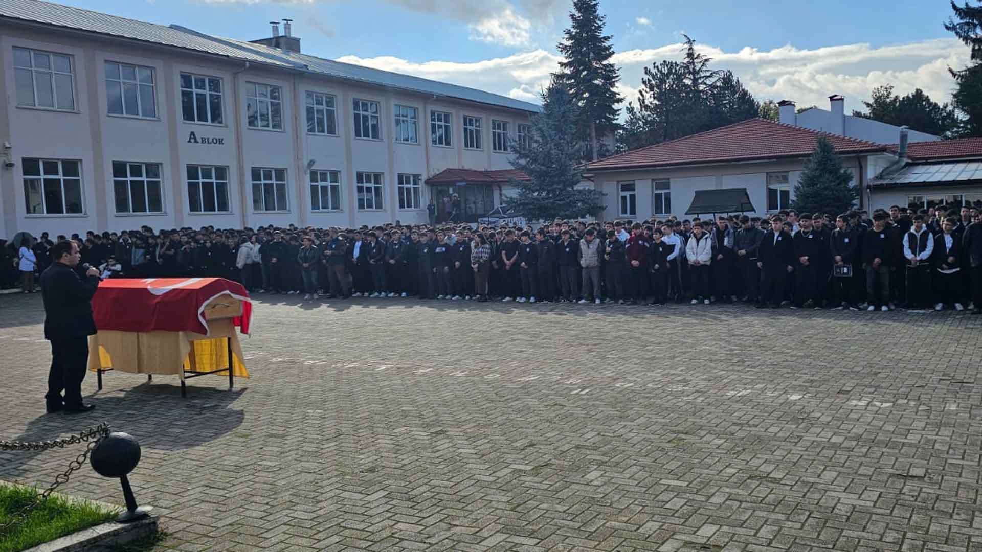 Geredeli Sevilen Öğretmen 235