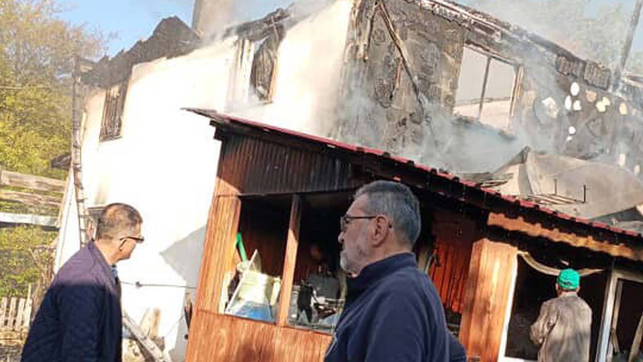 Mengen'de Feci Yangın İki Katlı Ev Küle Döndü33