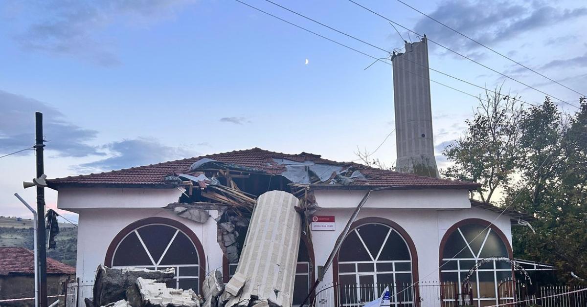 ankara ayasta firtina minareyi yikti cemaat faciadan dondu uYE8cdFc.jpg