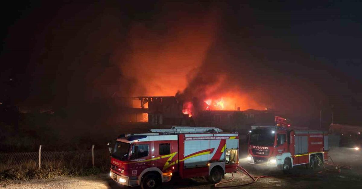 ankara elmadagda gece saatlerinde korkunc yangin g56VvMHO.jpg