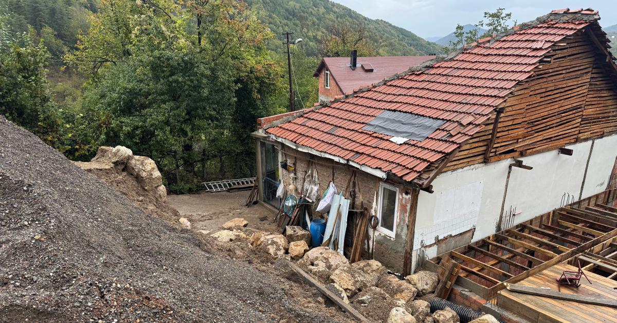 bartin kurucasilede heyelan alarmi iki katli ev bosaltildi y8BxueM7.jpg