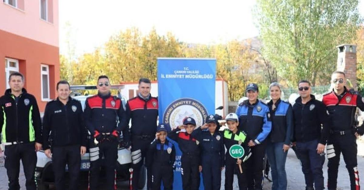 cankirida minik ogrenciler polislik meslegini kesfetti x9y8Jd5w.jpg