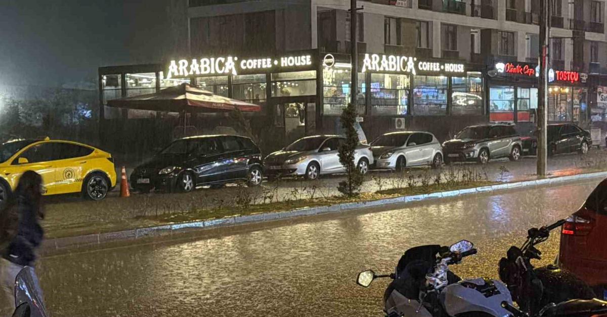 duzcede aniden gelen saganak yagmur sokaklari gole donusturdu 27FjwAbF.jpg