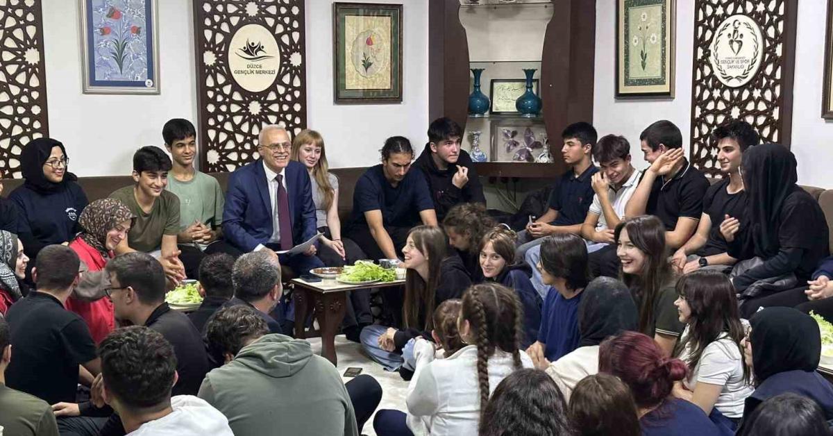 duzcede mudur genclerle bulustu v1AZb8Tr.jpg