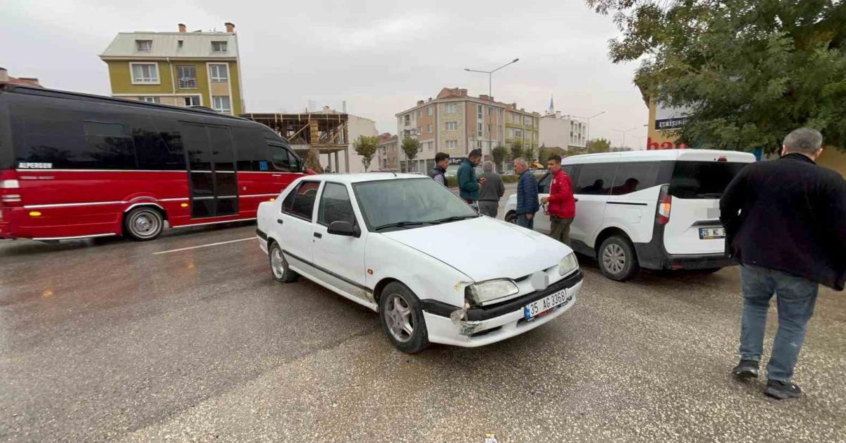 eskisehirde araba calip polisten kacmaya calisan supheli yakalandi ZtuCRkOu.jpg