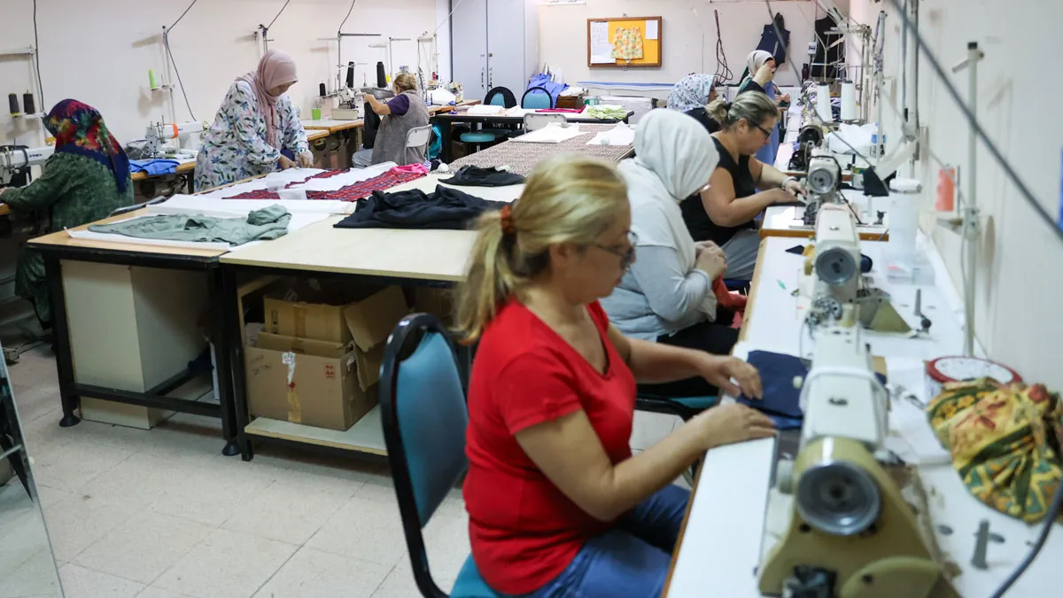 İzmir Buca’da belediye tarafından düzenlenen ücretsiz eğitim atölyesinde kadınlar üretim heyecanı yaşıyor..