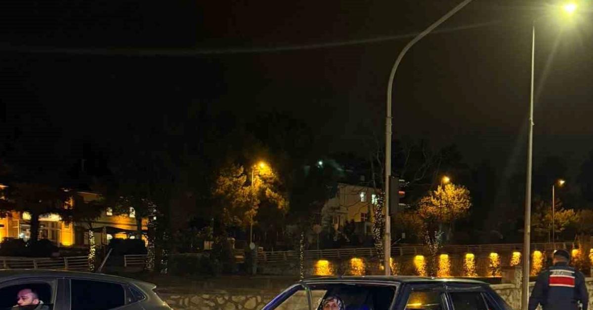 karabukte kirmizi isikta bekleyen motosikletliye otomobil carpti L8l1g2D4.jpg