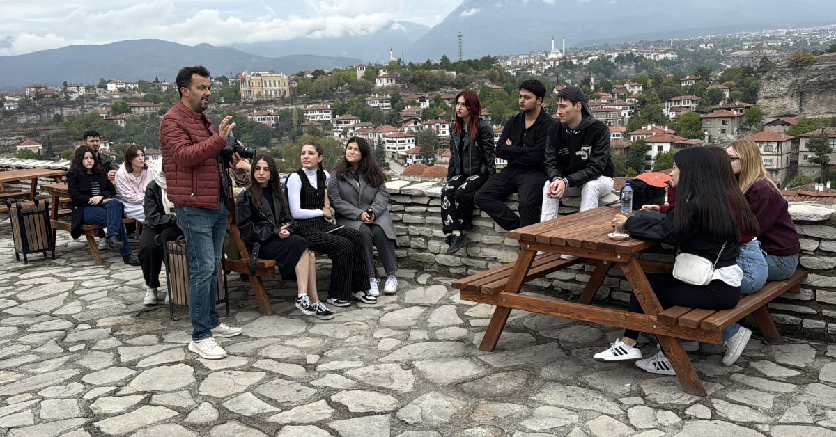 karabukte ogrenciler tarihi carsida fotograf cekimi yapti sr5O32zj.jpg