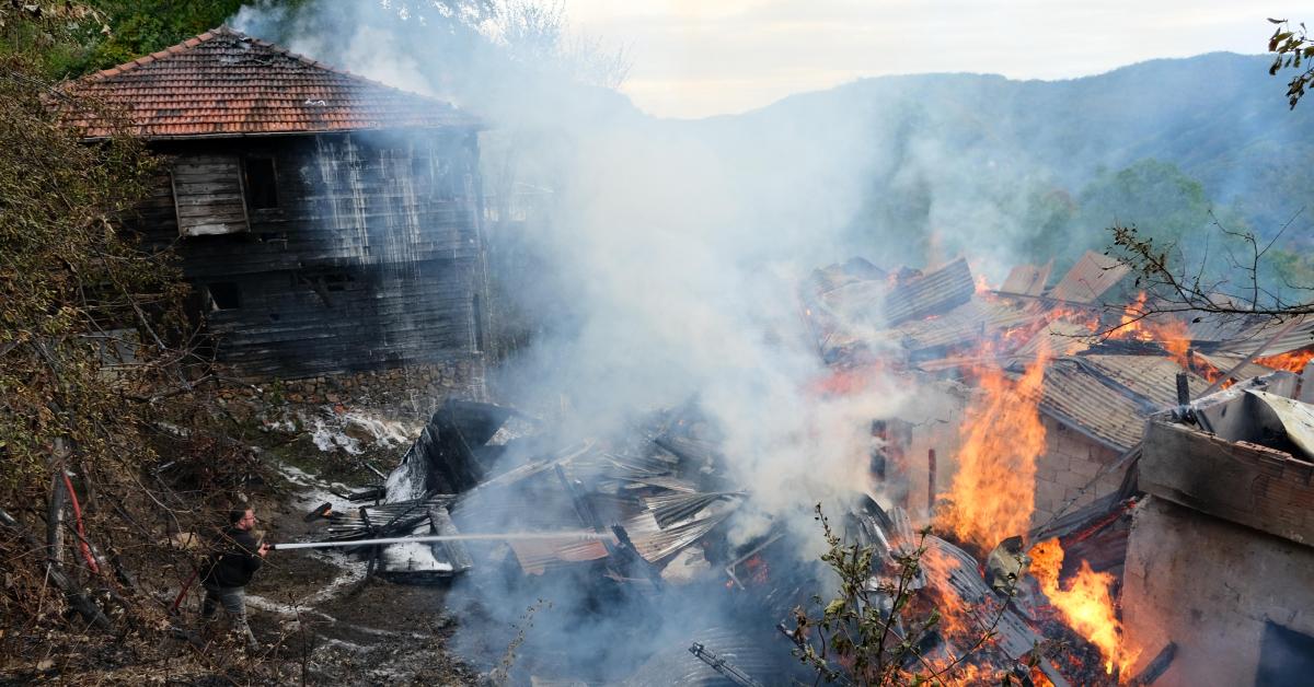 kastamonu bozkurtta korkutan yangin iki ev zarar gordu gWIQAXUT.jpg