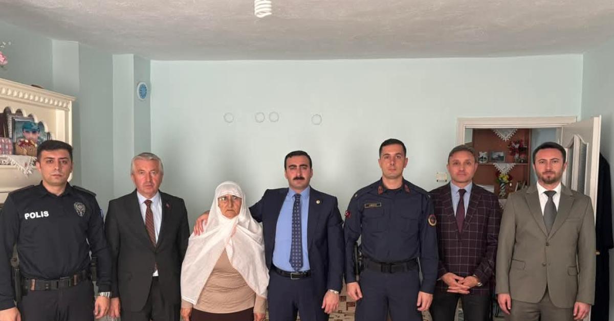 kastamonu ihsangazi kaymakami sahin sehit annesini ziyaret etti SYXpJCec.jpg