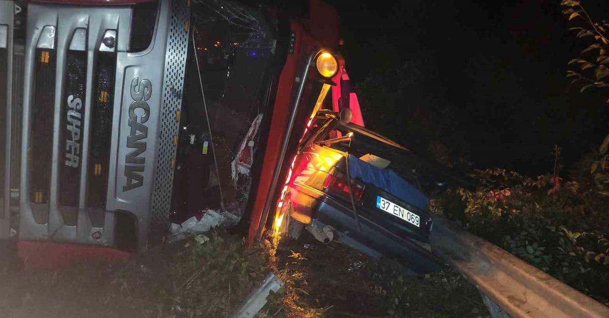 kastamonu ineboluda feci kaza tir otomobilin uzerine devrildi yUPFcM1L.jpg