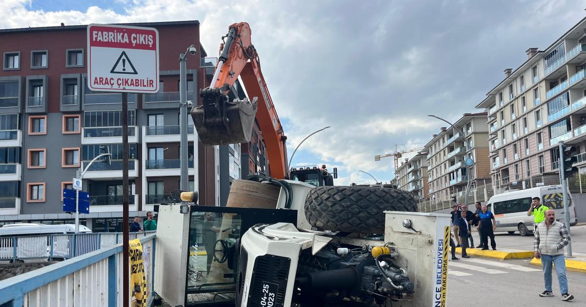kocaeli derincede is makinesi tirdan dustu R6HgiZPF.jpg