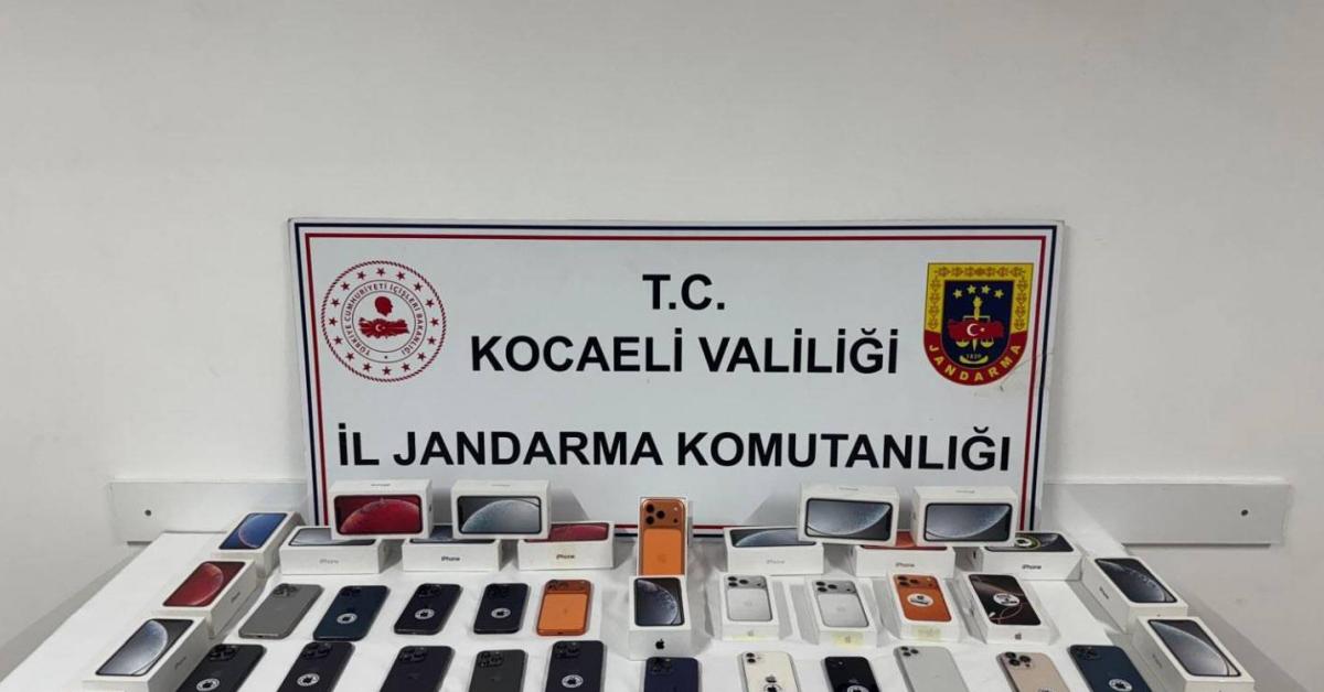 kocaeli dilovasinda kacak cep telefonu operasyonu 50 cihaz ele gecirildi OkYNUACJ.jpg