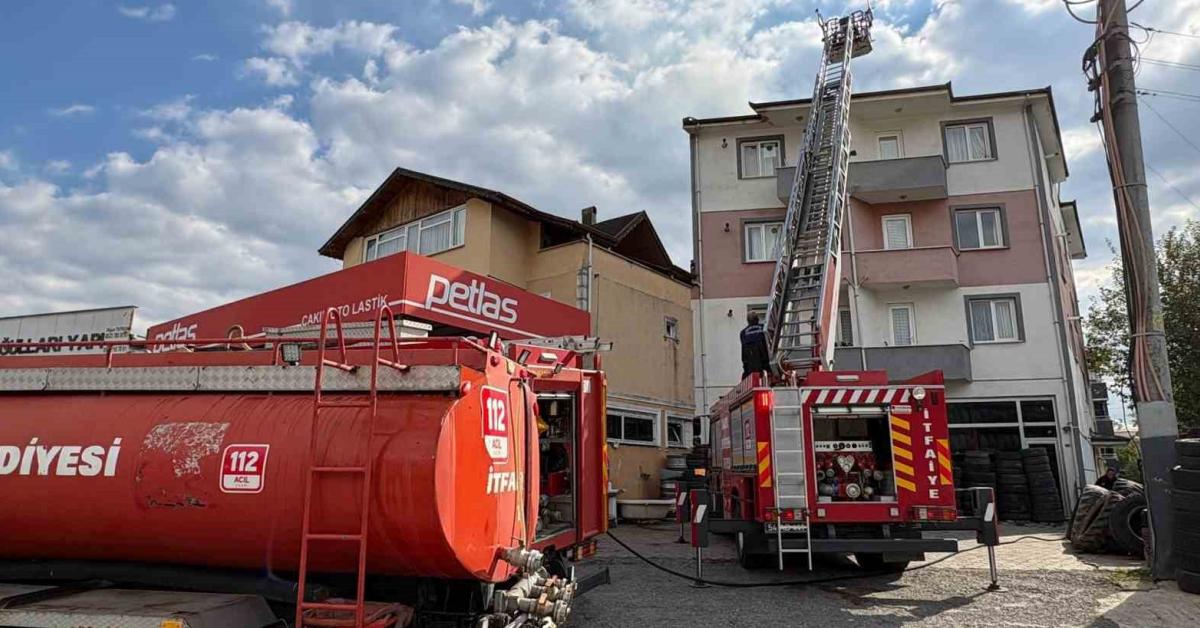 sakarya hendekte yangin panigi 3 katli binadan alevler yukseldi lJmFwbXI.jpg