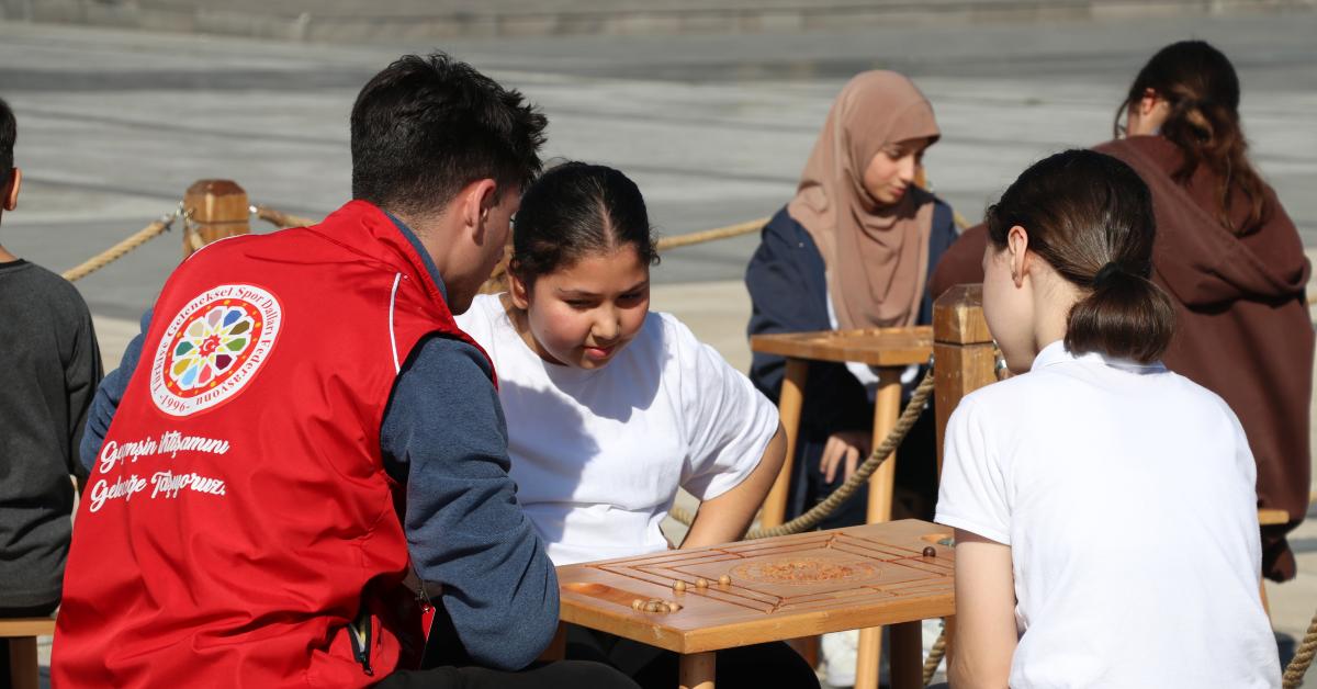 sakaryada geleneksel oyunlarla bulustular gRYB7nSt.jpg