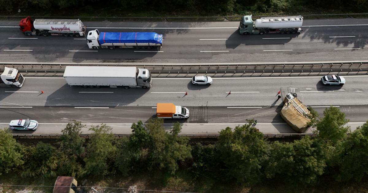 sakaryada kamyonet devrildi trafik kilitlendi mNAcFrGg.jpg