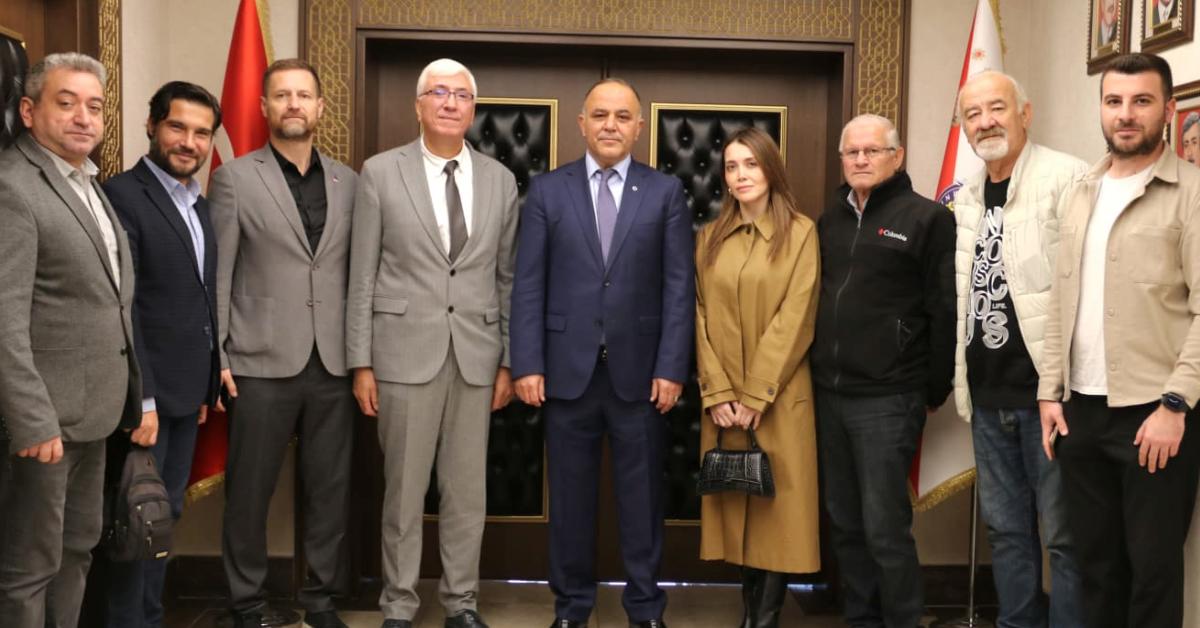 sakaryali gazetecilerden emniyet mudurune ziyaret UFm3C9J7.jpg