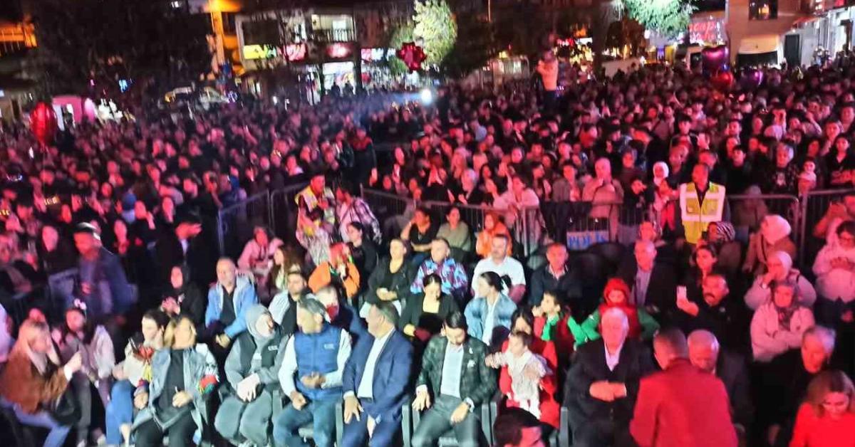 zonguldak devrekte sevcan orhan ruzgari sanatciya baston hediye ettiler 5Kr4LjcR.jpg