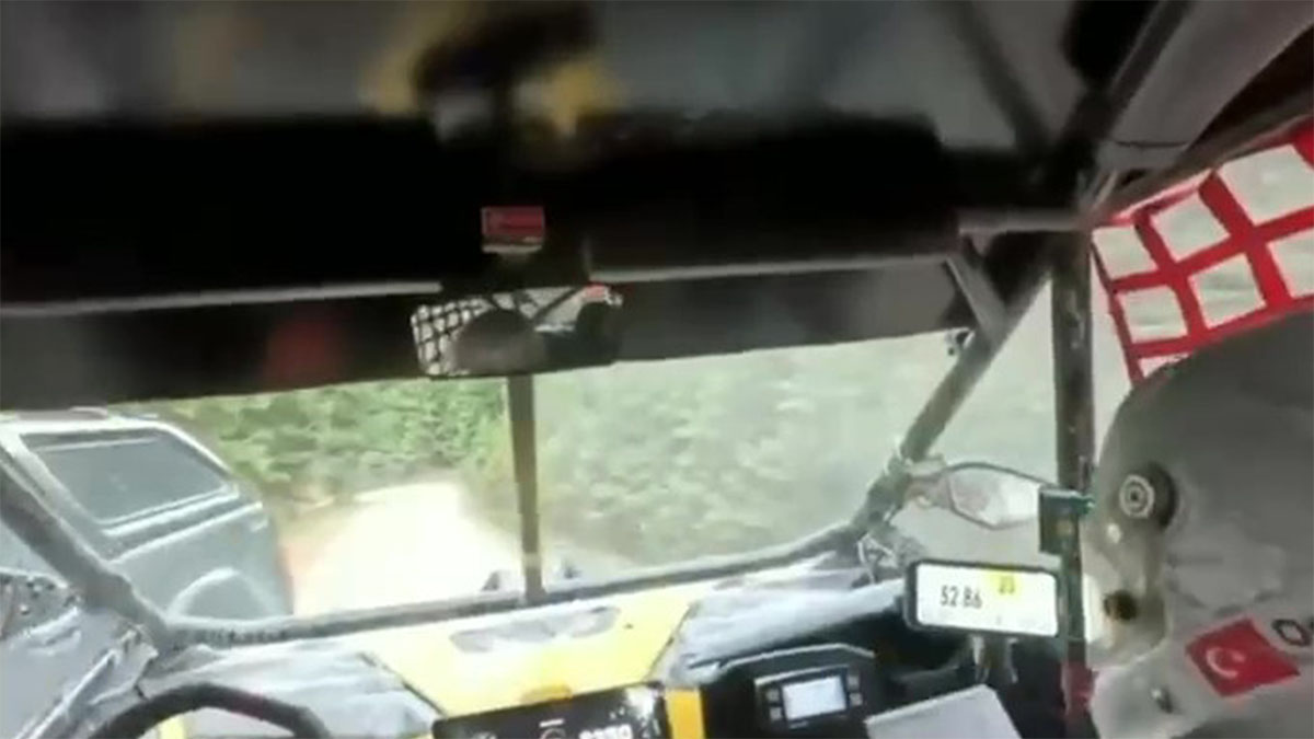 2025 Burhan Turan Türkiye Baja Şampiyonası

Onur Şirimoğlu’nun bulunduğu ralli aracının güzergâhına aniden sivil bir araç dahil oldu. 

Ralli ekibi, ani fren ve manevra sayesinde çarpışmayı hafif atlatmayı başardı. Kazaya karışan iki araç da hasar alırken, "ralli pilotları kazayı yara almadan atlattı" ve yarıştan çekildi.