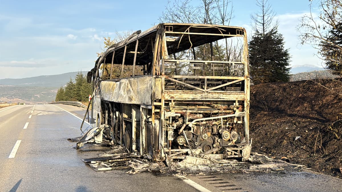 AA 20251105 39618862 39618855 KARABUKTE SEYIR HALINDEKI YOLCU OTOBUSU YANDI (1)