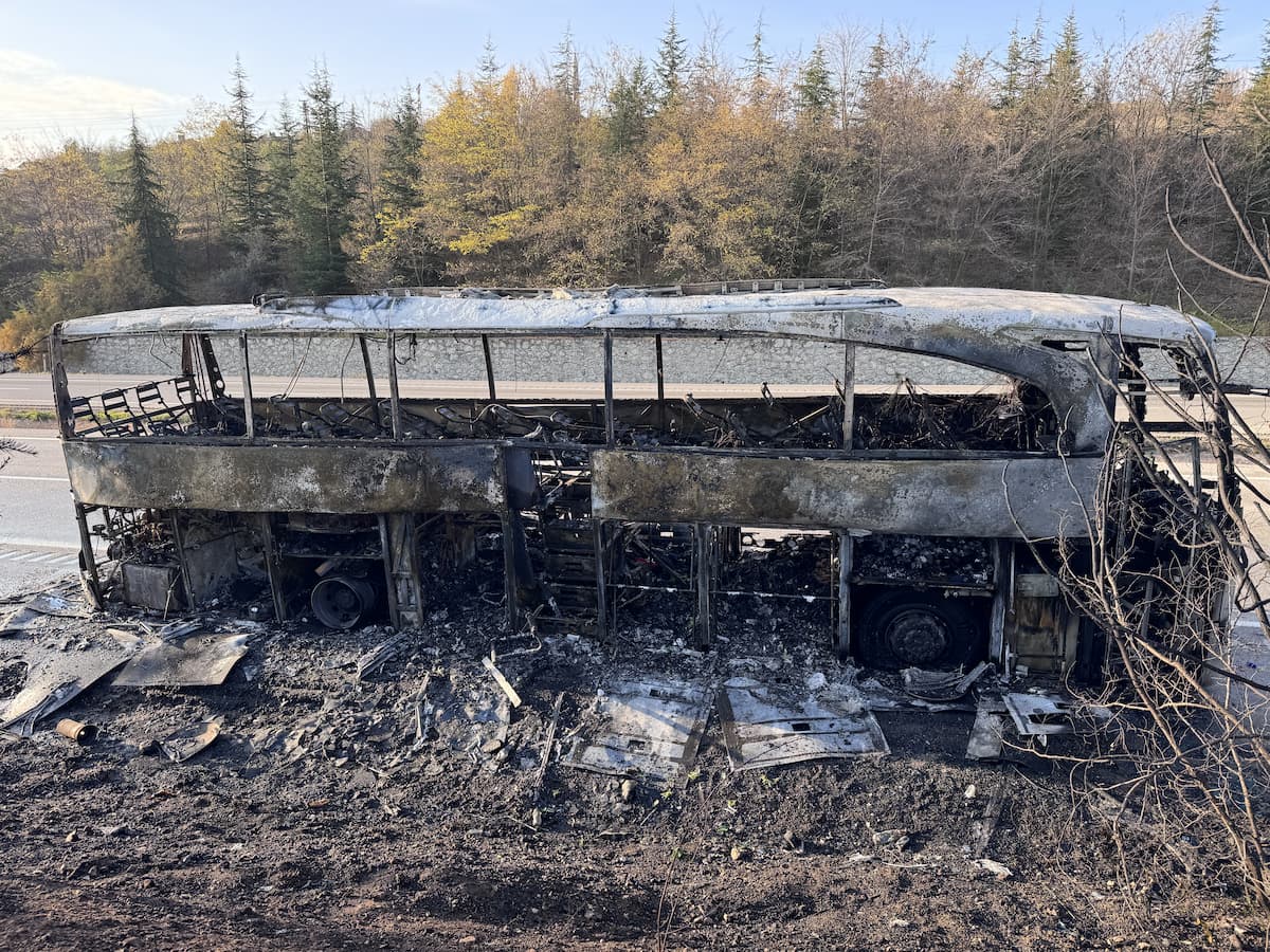 AA 20251105 39618862 39618859 KARABUKTE SEYIR HALINDEKI YOLCU OTOBUSU YANDI (1)