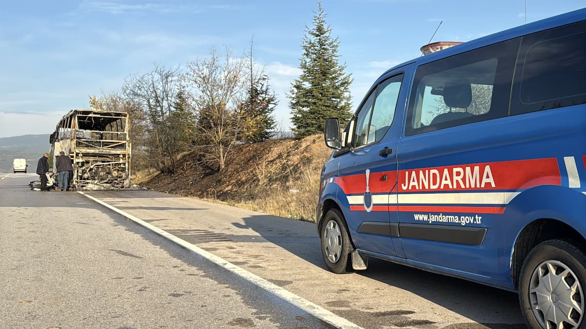 AA 20251105 39618862 39618860 KARABUKTE SEYIR HALINDEKI YOLCU OTOBUSU YANDI (1)