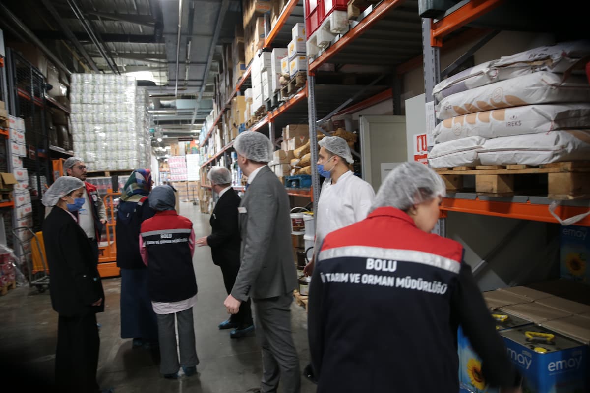 AA 20251125 39803144 39803140 BOLUDA ALIS VERIS MERKEZINDE GIDA SATISI YAPILAN DUKKANLAR DENETLENDI (1)