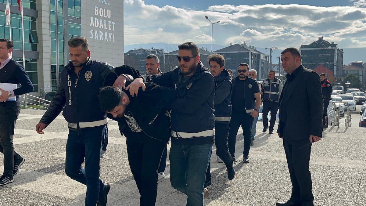 AA 20251127 39827873 39827869 BOLU MERKEZLI TELEFON DOLANDIRICILIGI OPERASYONUNDA YAKALANAN 5 ZANLIDAN 2SI TUTUKLANDI (1)
