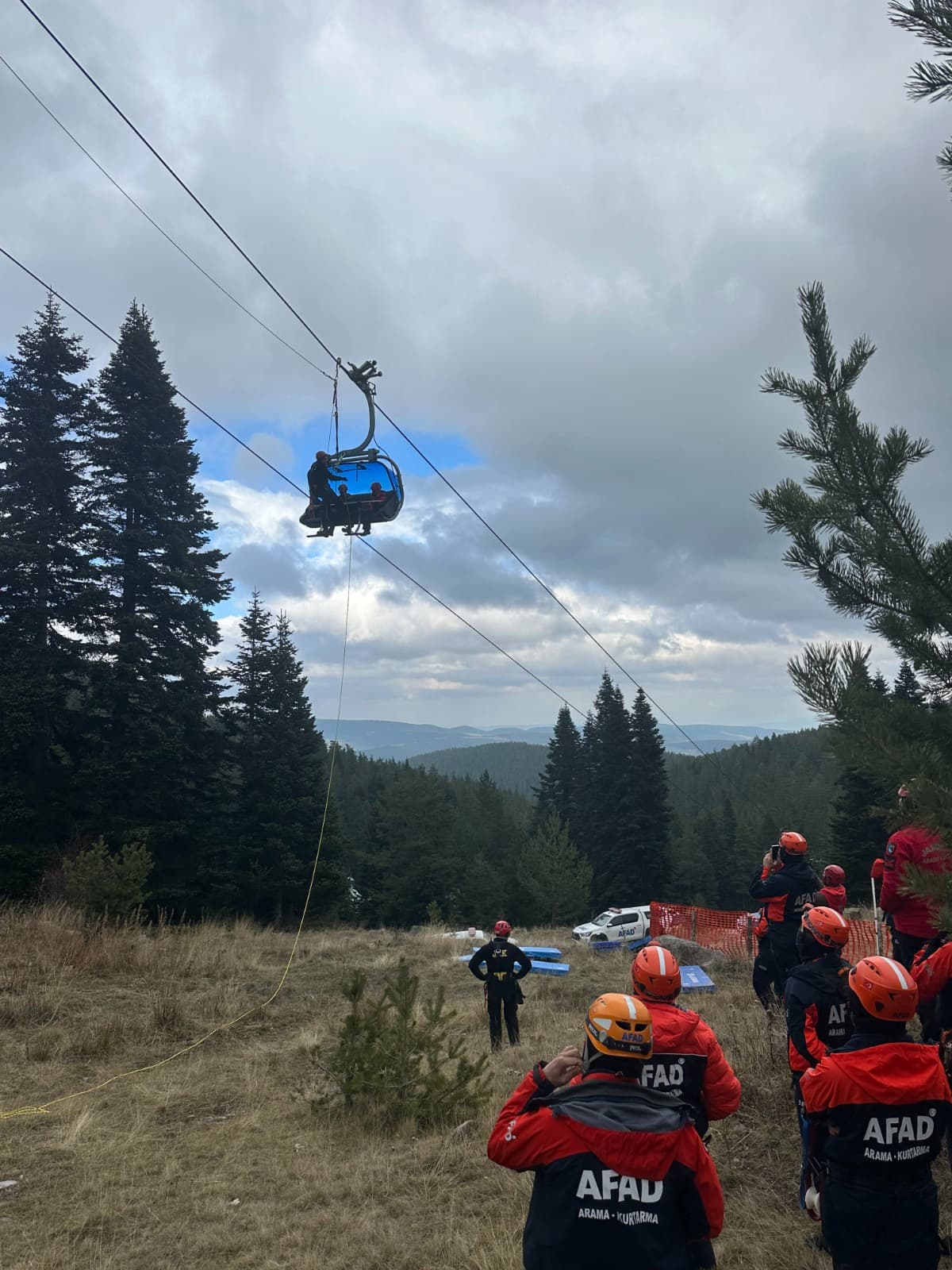 AA 20251129 39842066 39842061 KARTALKAYA KAYAK MERKEZINDE TELEFERIKTE MAHSUR KALMA VE YARALI KURTARMA TATBIKATI YAPILDI (1)
