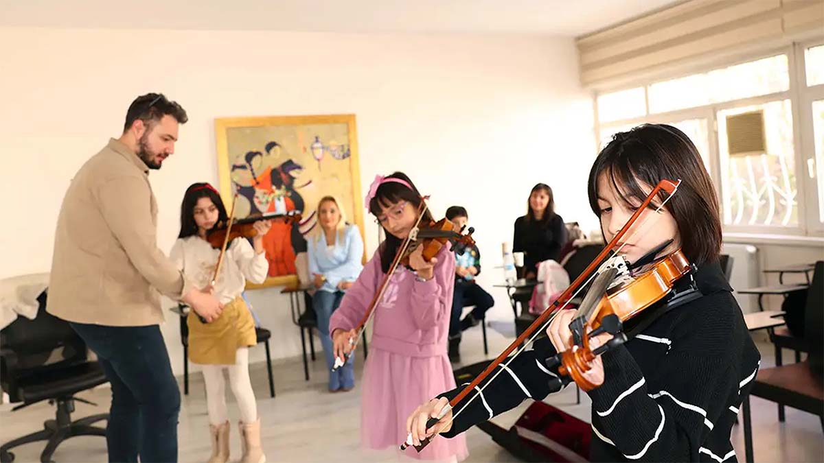 Ankara Çankaya’da, Muammer Sun Müzik Atölyesi’nde yeni dönem için başvurular başladı. Öğrencilere ücretsiz müzik eğitimi sunulacak atölyeye, 24–28 Kasım tarihleri arasında çevrimiçi başvuru yapılabilecek.