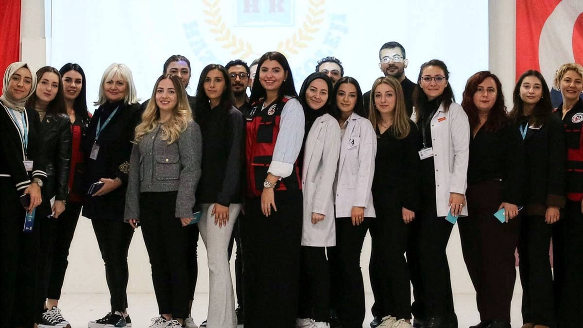 Ankara Çankaya’da düzenlenen program öğrencilerden yoğun ilgi görüyor. İş sağlığı ve güvenliği ile ilk yardım konularını kapsayan uygulamalı eğitimler, farkındalık oluşturmayı hedefliyor.