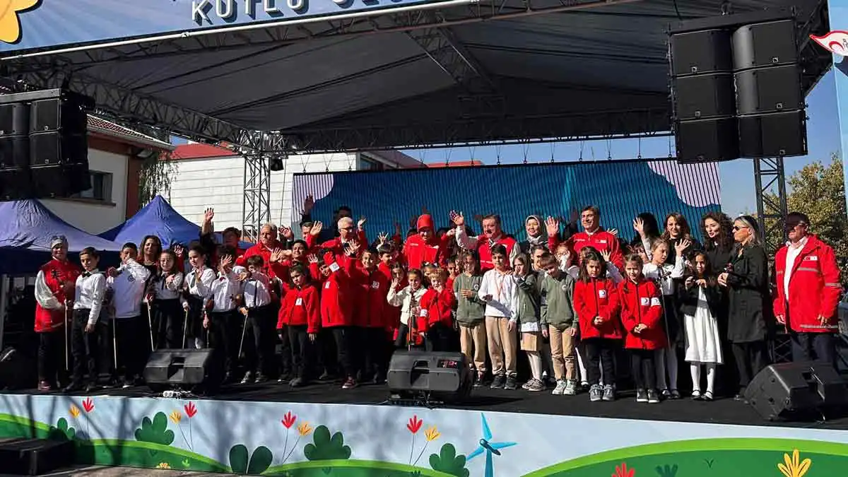 Bolu'da eğitim alarak Ankara Etimesgut'ta sahne alan öğrenciler sergiledikleri performansla yoğun ilgi gördü.